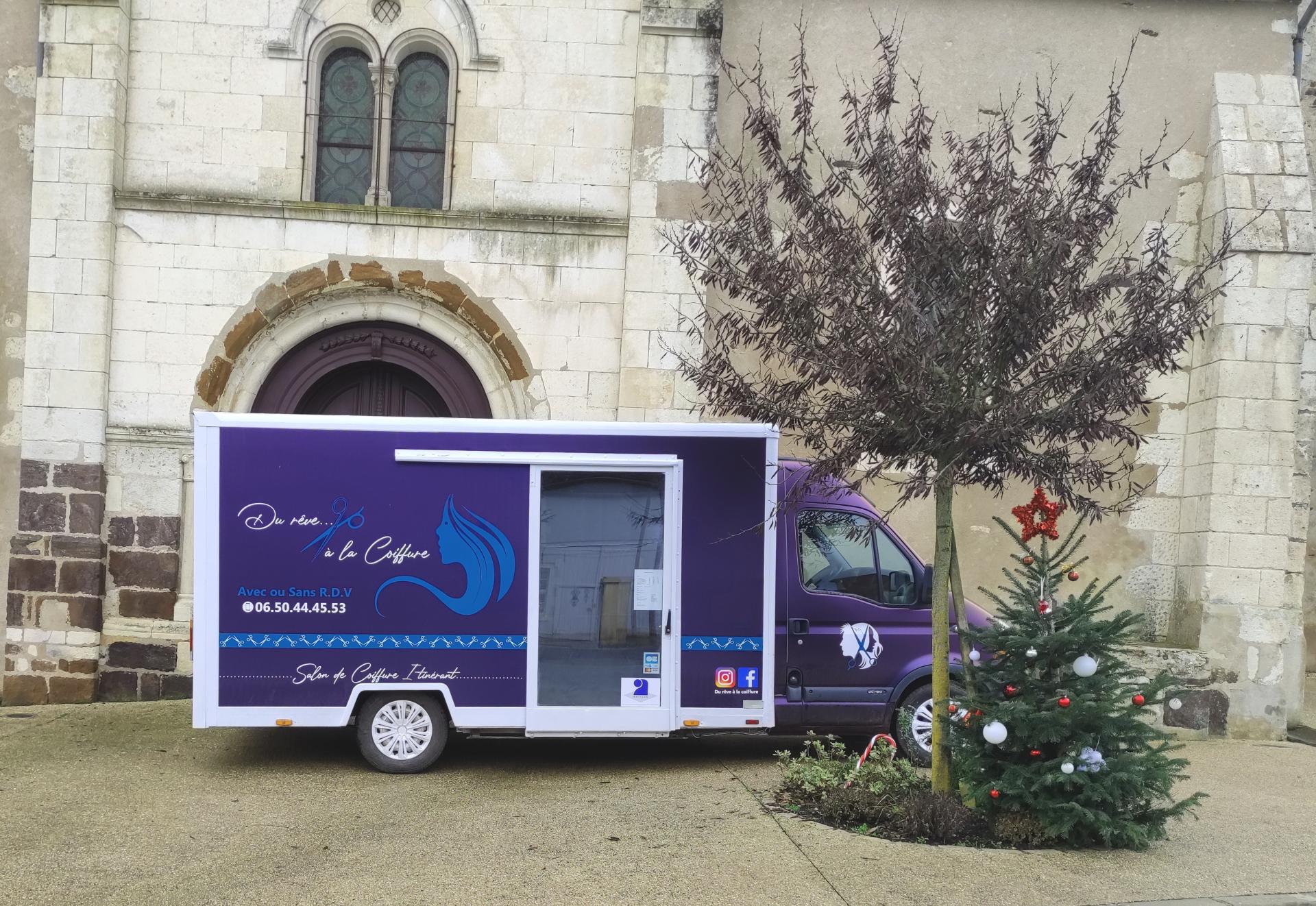 Camion devant l'église de jour