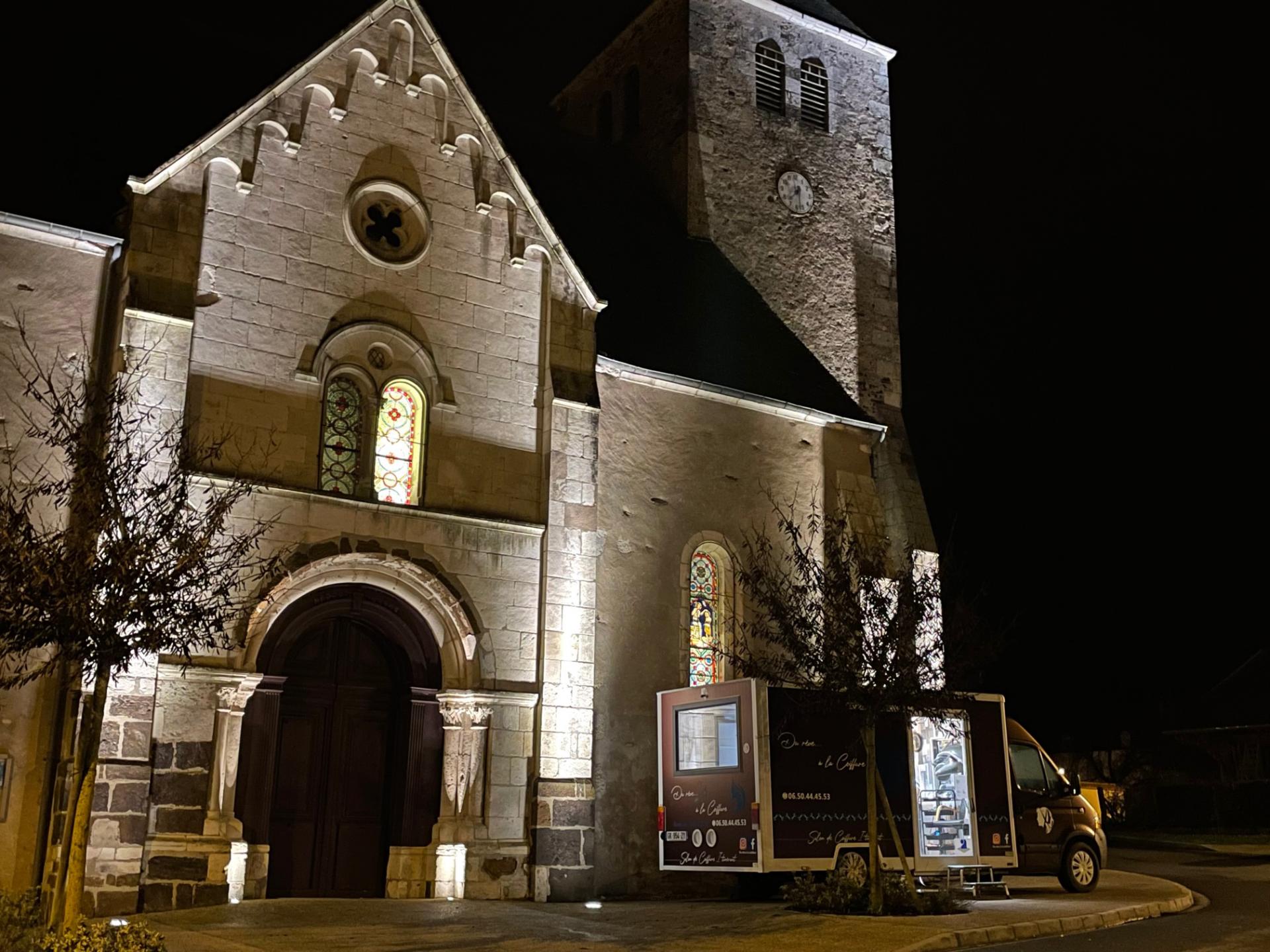 Camion devant l'église, de nuit